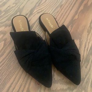 Pointy black Suede mules